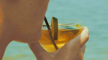 vrouw drinken verfrissend cocktail met een rietje video