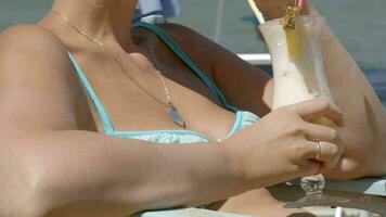 donna con cocktail prendere il sole su spiaggia video