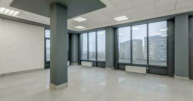 slinga rotation och panorama- se i tömma modern hall med kolumner, dörrar och panorama- fönster utsikt de stad video
