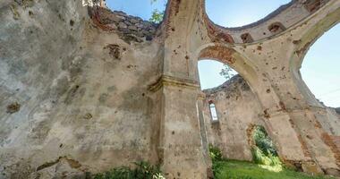 ciclo continuo circolare rotazione di rovinato abbandonato Chiesa con archi senza tetto video