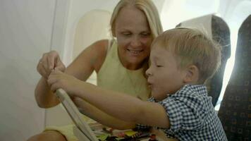 mãe e filho jogando jogos dentro a avião video