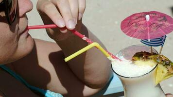 mujer disfrutando verano día con cóctel en playa video