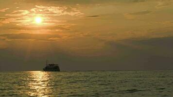 segling fartyg i tyst hav på solnedgång video