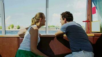 Jeune couple en voyageant par touristique bateau video