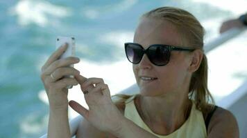 mulher fazendo selfie com smatphone no barco video
