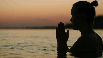 Frau im Wasser beten oder meditieren video