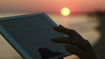 mujer manos mecanografía en almohadilla al aire libre a puesta de sol video
