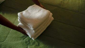 Stapel von frisch sauber Handtücher auf das Bett video