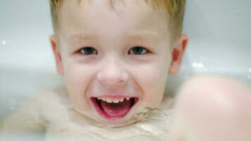 pequeño riendo chico en el bañera video