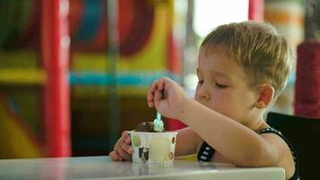 pequeno Garoto comendo chocolate gelo creme video