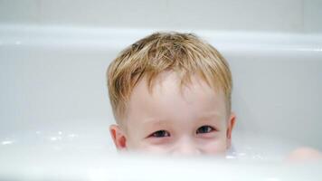 pequeño sonriente chico en el bañera video