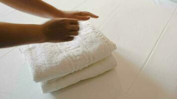 branco limpar \ limpo toalhas em a cama video