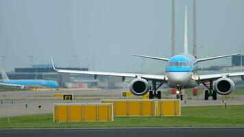 amsterdam, de nederländerna juli 25, 2017 - klm cityhoppare embraer 190 ph ex taxning innan avresa på bana 36l polderbaan. shiphol flygplats, amsterdam, holland video