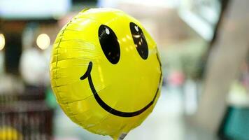 glimlachen ballon drijvend in de lucht video