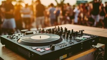 moderno DJ mezclador metido en mesa en etapa cerca multitud de gente, música festival. generativo ai foto