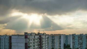 timelapse van avond lucht met wolken in de stad video