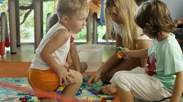 aan het leren spel met tutor in kinderkamer video