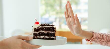 belleza cuerpo femenino delgado confundir pastel de chocolate. mujer en restaurante logra el objetivo de pérdida de peso para una vida saludable, loca por la delgadez, cintura delgada, nutricionista. dieta, forma del cuerpo. foto