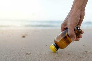 salvar océano. voluntario recoger arriba basura basura a el playa y el plastico botellas son difícil descomponer evitar daño acuático vida. tierra, ambiente, verdeado planeta, reducir global calentamiento, salvar mundo foto