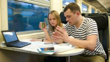 Jeune gens travail avec plan dans le train video