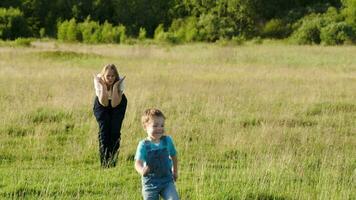 mor och henne son spelar bo-peep utomhus- video