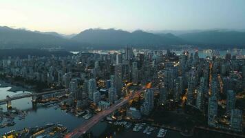 aereo Visualizza su centro di vancouver a notte, granville ponte e falso torrente video