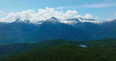 Antenne Aussicht von Berge mit Gletscher in der Nähe von zimperlich, britisch Columbia, Kanada. video