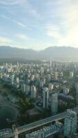 Vertikale Video. Antenne Aussicht von das Wolkenkratzer im Innenstadt von Vancouver, Kanada video