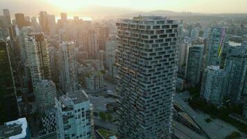 antenn se av de skyskrapor i stadens centrum av vancouver på gryning, kanada video