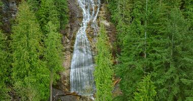 aérien vue de magnifique cascade de mariée voile, Britanique Colombie, Canada. video