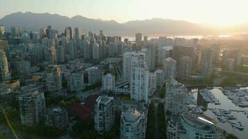 aéreo ver de el rascacielos en céntrico de Vancouver a amanecer, Canadá video