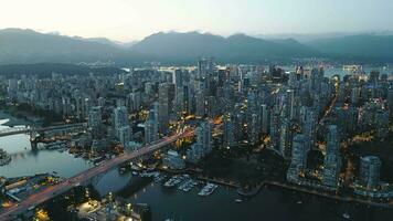 aéreo Visão em centro da cidade do Vancouver às noite, granville ponte e falso Riacho video