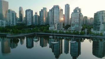 aéreo Visão do a arranha-céus dentro centro da cidade do Vancouver às alvorecer, Canadá video