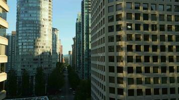 stijgende lijn omhoog tussen de wolkenkrabbers Bij ochtendgloren. Vancouver, Canada. video