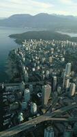 verticaal video. antenne visie van de wolkenkrabbers in downtown van Vancouver, Canada video