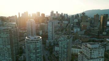 aéreo ver de el rascacielos en céntrico de vancouver, Canadá video