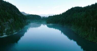 aereo paesaggio Visualizza di gomito lago e montagne nel primavera. video