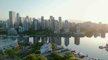 aéreo Visão do a arranha-céus dentro centro da cidade do Vancouver às alvorecer, Canadá video