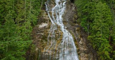 aérien vue de magnifique cascade de mariée voile, Britanique Colombie, Canada. video