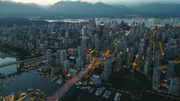 antenn se på stadens centrum av vancouver på natt, granville bro och falsk bäck video