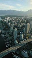 verticale video. aereo Visualizza di il grattacieli nel centro di Vancouver, Canada video