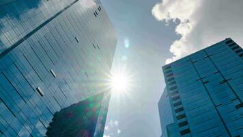 Tempo lapso do nuvens refletindo para dentro a vidro do uma ampla escritório construção video