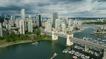 aérien vue de le grattes ciels dans centre ville de Vancouver, Canada video