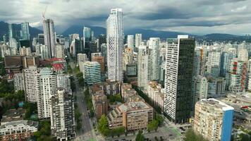 aéreo Visão do a arranha-céus dentro centro da cidade do Vancouver, Canadá video