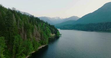 aérien drone vue plus de pittoresque capilano Lac dans Nord Vancouver, Canada. video