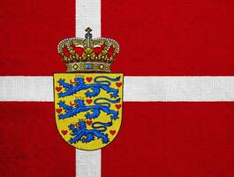 bandera y Saco de brazos de Dinamarca en un texturizado antecedentes. concepto collage. foto