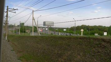 region nowosibirsk, russische föderation 25. mai 2019 - eisenbahnbrücke über den fluss inya, nebenfluss des flusses ob. Blick aus dem Fenster der S-Bahn video