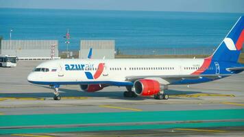 phuket, Tailândia novembro 22, 2018 - azur ar boeing 757 vq bez taxiando depois de aterrissagem às phuket internacional aeroporto video