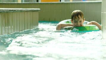 Junge mit Gummi Ring Schwimmen im Wasser Labyrinth video