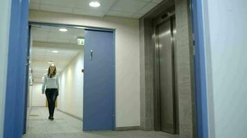 joven mujer vocación y esperando para ascensor video